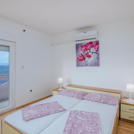 Awesome Apartment In Stara Baska 1 With Kitchen Luaran gambar